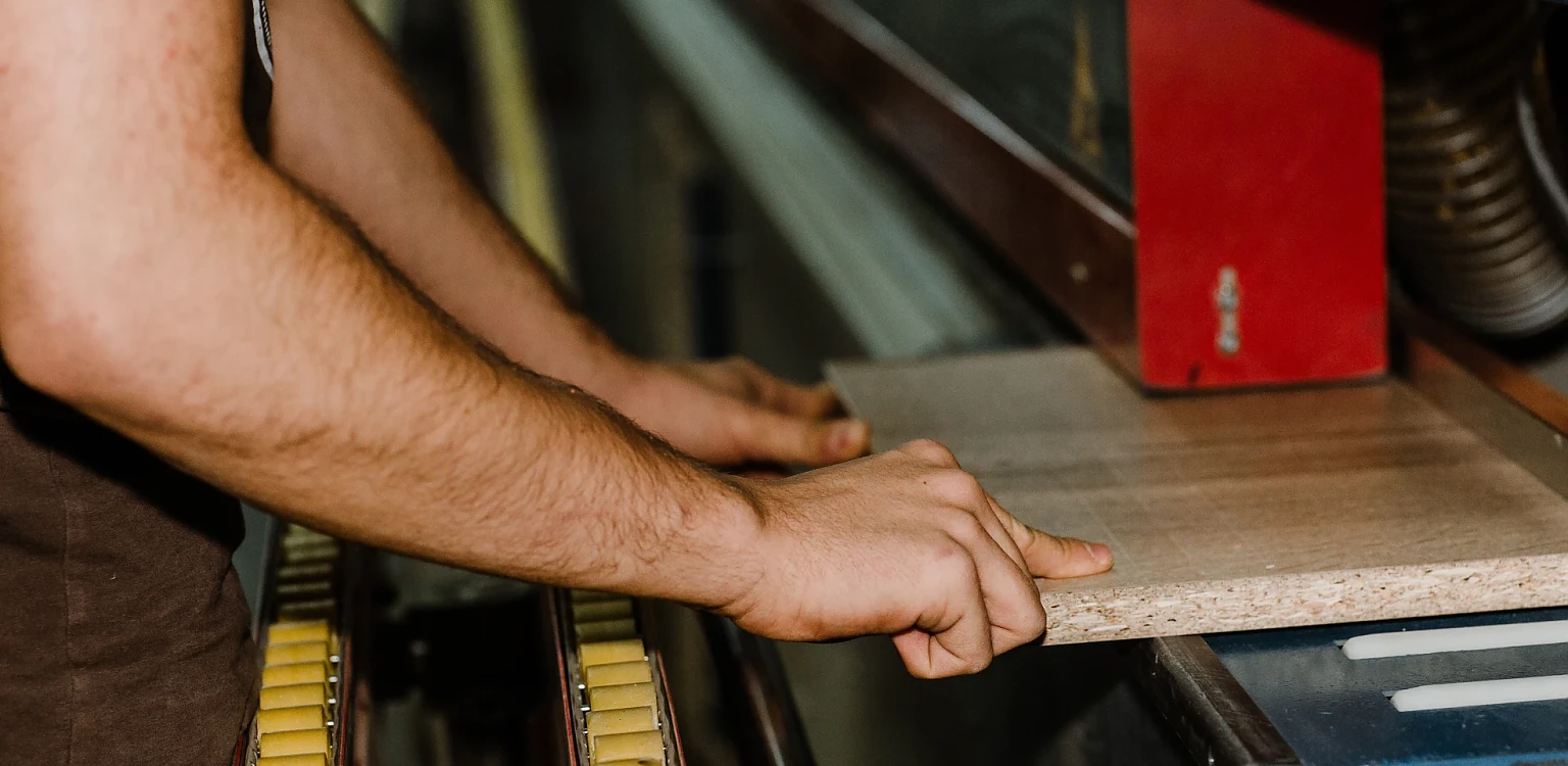 Tischlerhelfer für Maschinenbedienung (M/W/D)